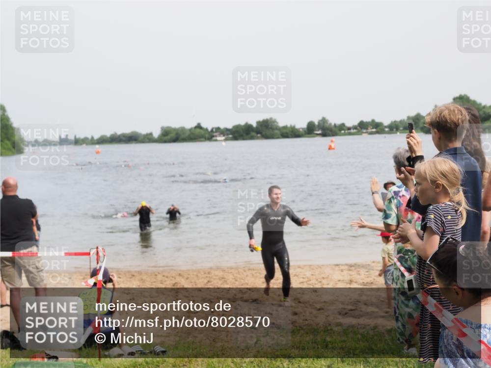 21.06.2025 - 27. Vierlanden-Triathlon MichiJ http://msf.ph/oto/8028570 15.06.2026 10:58:46 Schwimmen 636, 667, 684, 743, 747 meine-sportfotos.de