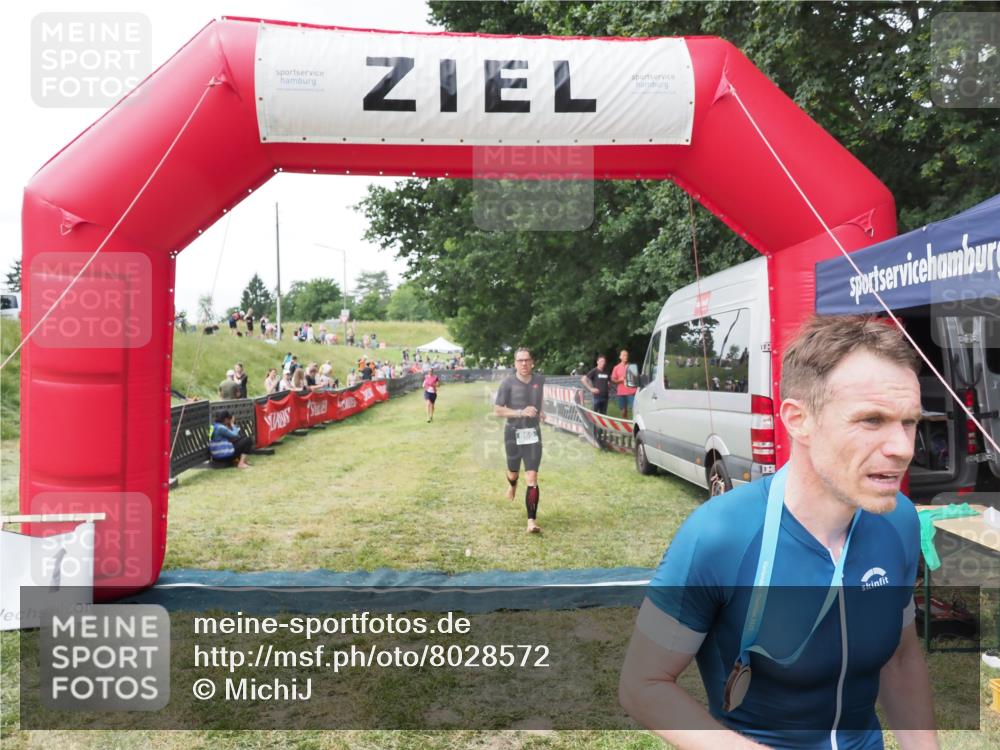 21.06.2025 - 27. Vierlanden-Triathlon MichiJ http://msf.ph/oto/8028572 15.06.2026 12:13:25 Ziel 867, 869 meine-sportfotos.de