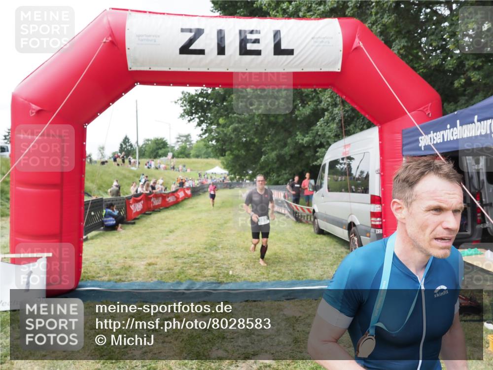 21.06.2025 - 27. Vierlanden-Triathlon MichiJ http://msf.ph/oto/8028583 15.06.2026 12:13:25 Ziel 867, 869 meine-sportfotos.de