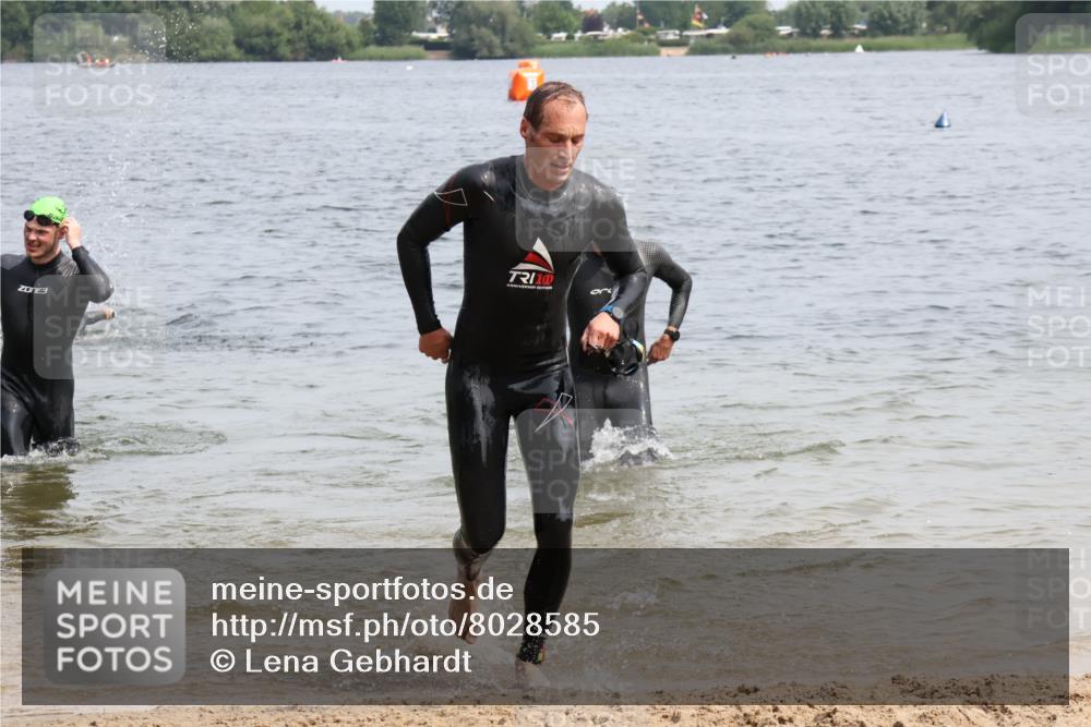 15.06.2025 - 27. Vierlanden-Triathlon Lena Gebhardt http://msf.ph/oto/8028585 15.06.2025 11:03:25 Schwimmen 645, 766, 793, 810 meine-sportfotos.de