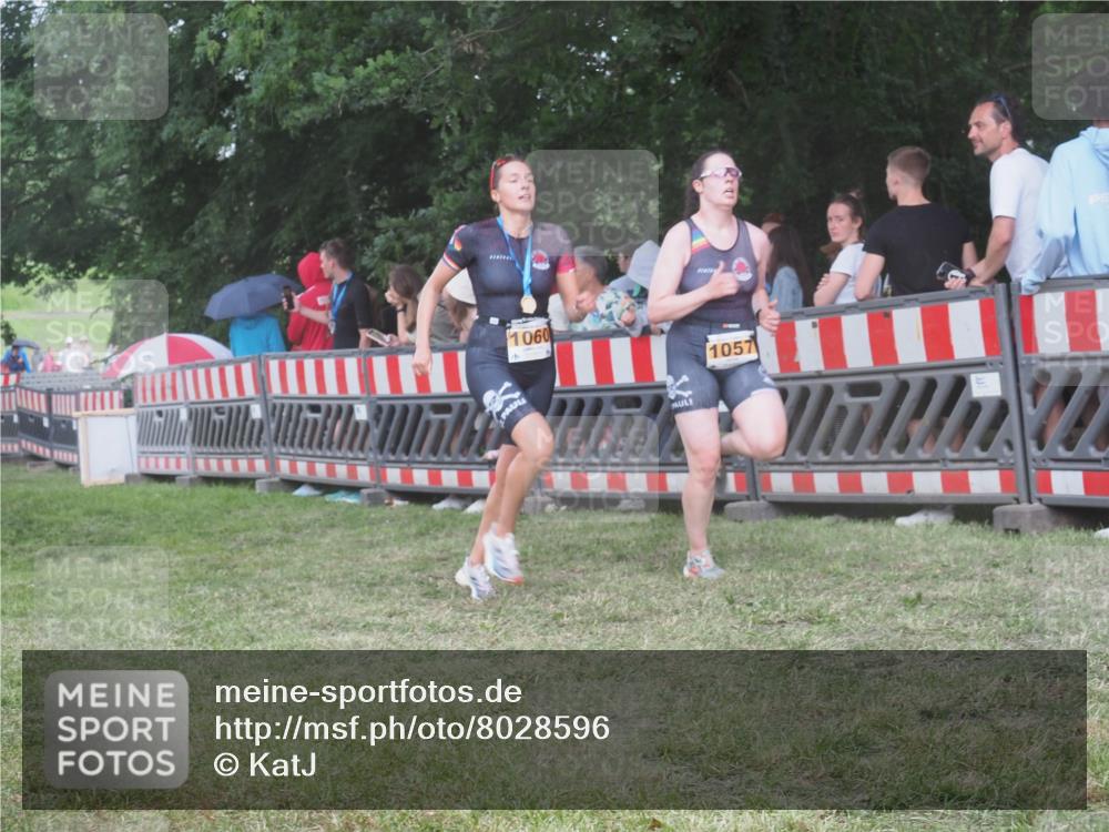 21.06.2025 - 27. Vierlanden-Triathlon KatJ http://msf.ph/oto/8028596 15.06.2025 13:32:42 Ziel 74, 238, 657, 1057 meine-sportfotos.de