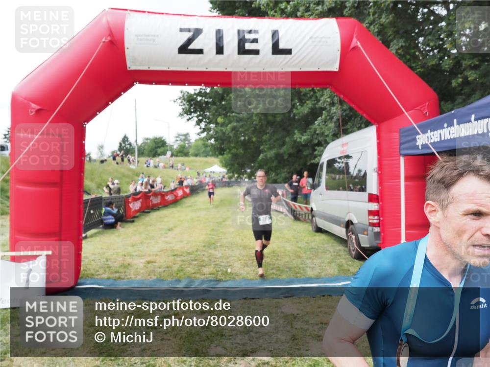 21.06.2025 - 27. Vierlanden-Triathlon MichiJ http://msf.ph/oto/8028600 15.06.2026 12:13:25 Ziel 867, 869 meine-sportfotos.de
