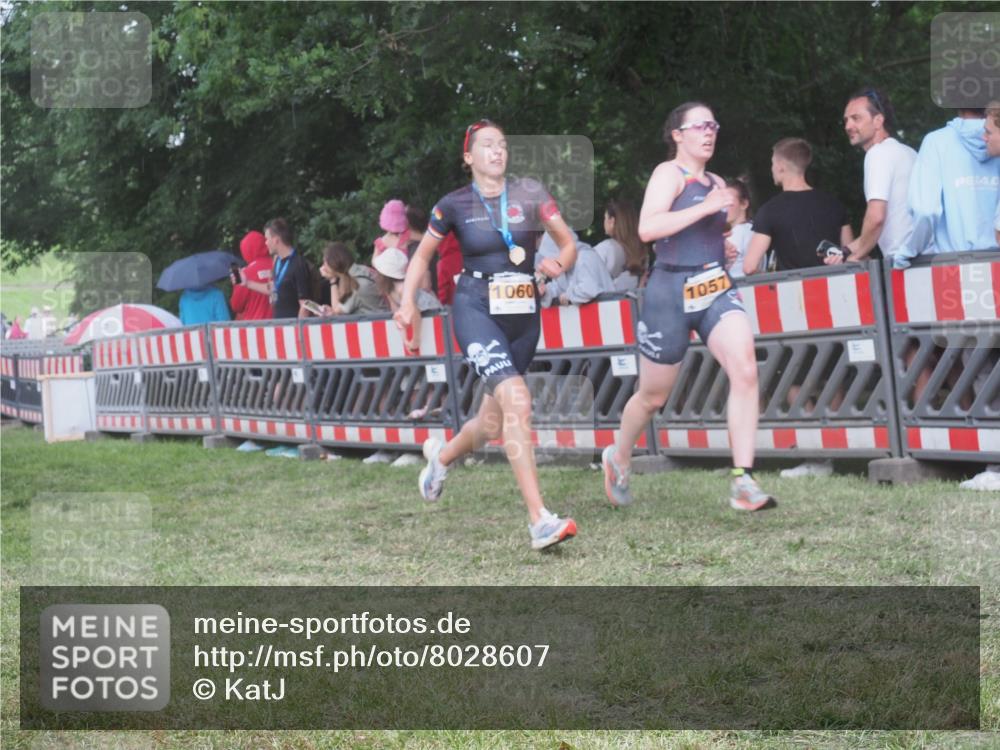 21.06.2025 - 27. Vierlanden-Triathlon KatJ http://msf.ph/oto/8028607 15.06.2025 13:32:42 Ziel 74, 238, 657, 1057 meine-sportfotos.de