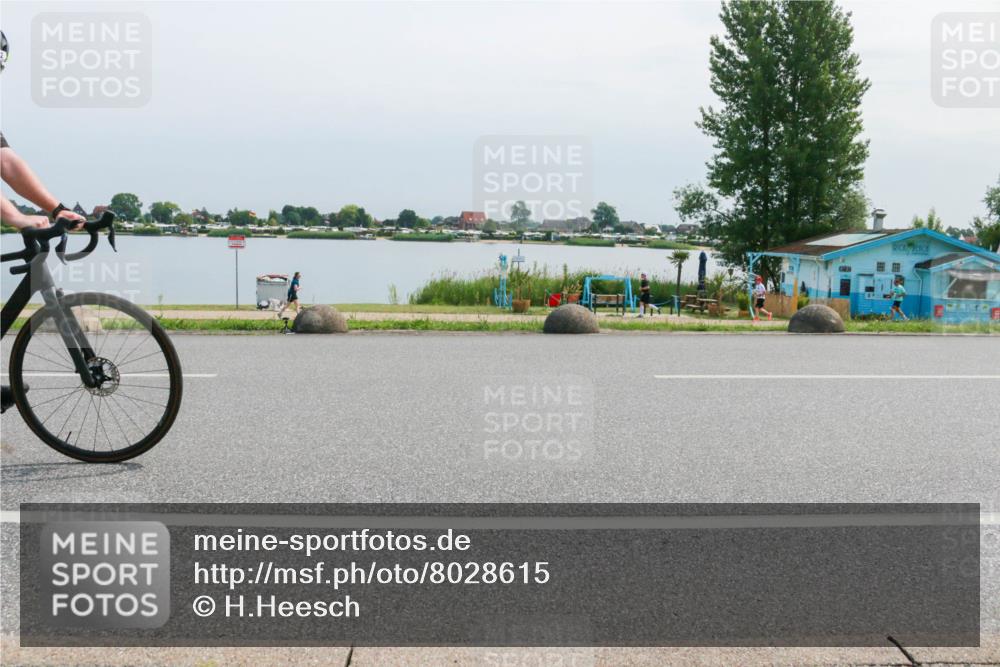 15.06.2025 - 27. Vierlanden-Triathlon H.Heesch http://msf.ph/oto/8028615 15.06.2025 11:25:07 Radfahren 22, 29, 81, 970 meine-sportfotos.de