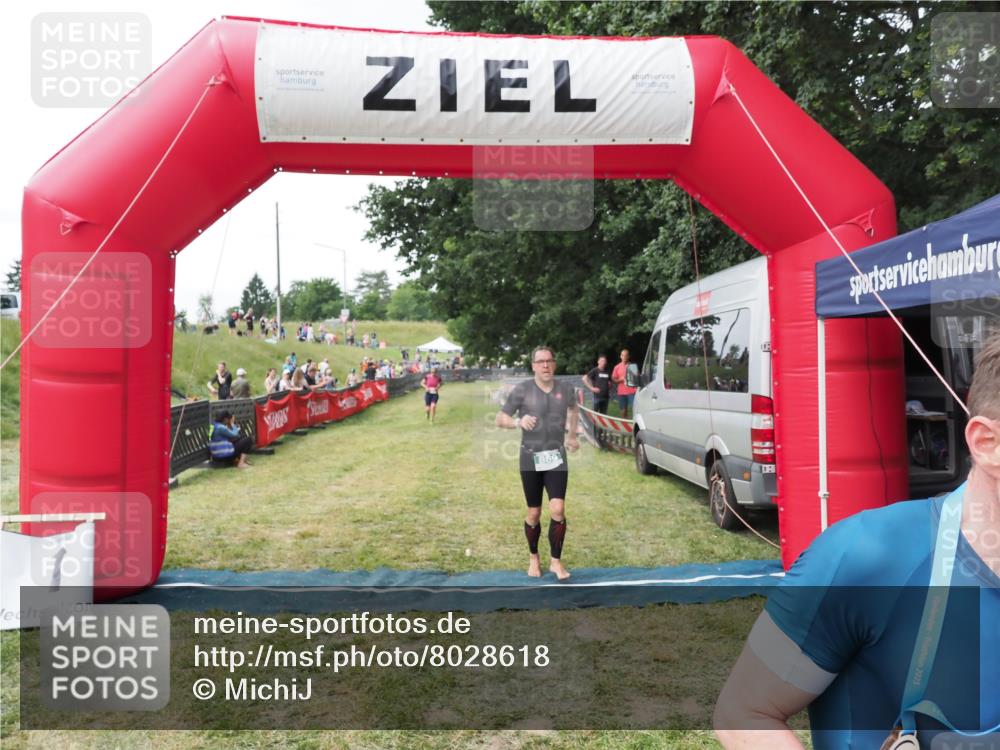 21.06.2025 - 27. Vierlanden-Triathlon MichiJ http://msf.ph/oto/8028618 15.06.2026 12:13:26 Ziel 867, 869 meine-sportfotos.de
