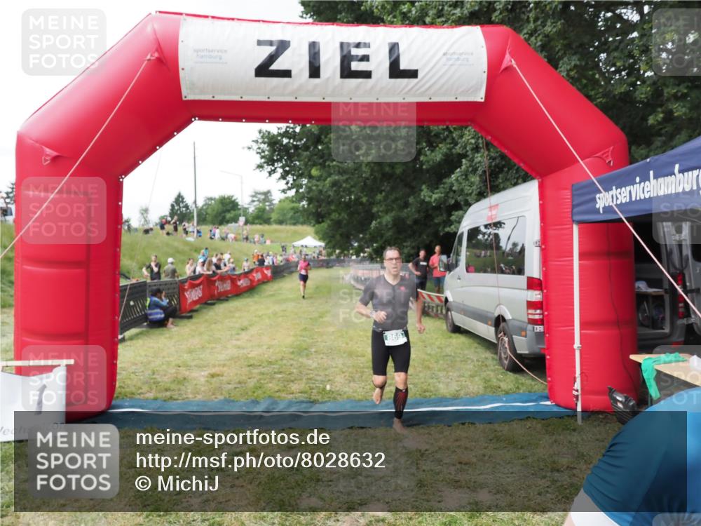 21.06.2025 - 27. Vierlanden-Triathlon MichiJ http://msf.ph/oto/8028632 15.06.2026 12:13:26 Ziel 867, 869 meine-sportfotos.de
