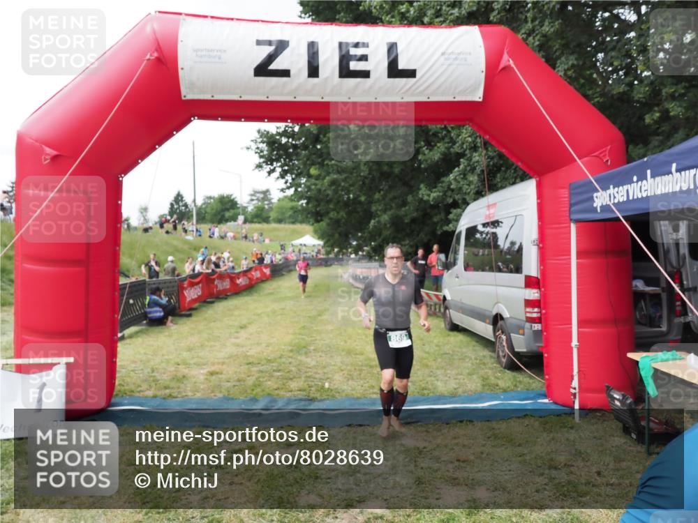 21.06.2025 - 27. Vierlanden-Triathlon MichiJ http://msf.ph/oto/8028639 15.06.2026 12:13:26 Ziel 867, 869 meine-sportfotos.de
