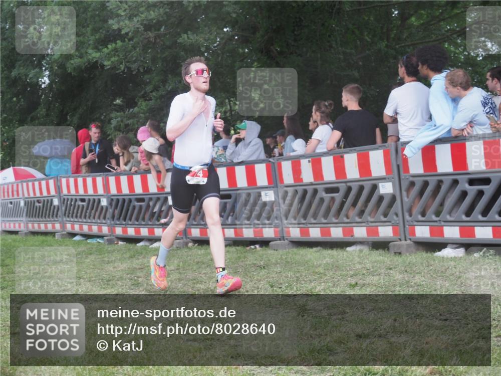 21.06.2025 - 27. Vierlanden-Triathlon KatJ http://msf.ph/oto/8028640 15.06.2025 13:32:46 Ziel 74, 238 meine-sportfotos.de
