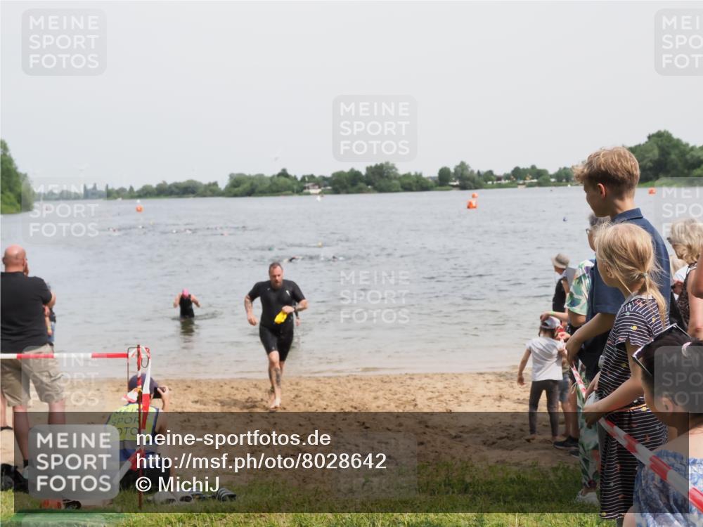 21.06.2025 - 27. Vierlanden-Triathlon MichiJ http://msf.ph/oto/8028642 15.06.2026 10:58:53 Schwimmen 743, 760 meine-sportfotos.de