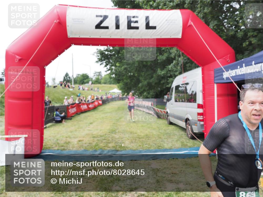21.06.2025 - 27. Vierlanden-Triathlon MichiJ http://msf.ph/oto/8028645 15.06.2026 12:13:29 Ziel 251, 869 meine-sportfotos.de