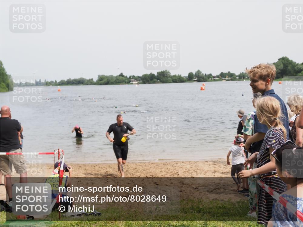 21.06.2025 - 27. Vierlanden-Triathlon MichiJ http://msf.ph/oto/8028649 15.06.2026 10:58:53 Schwimmen 743, 760 meine-sportfotos.de