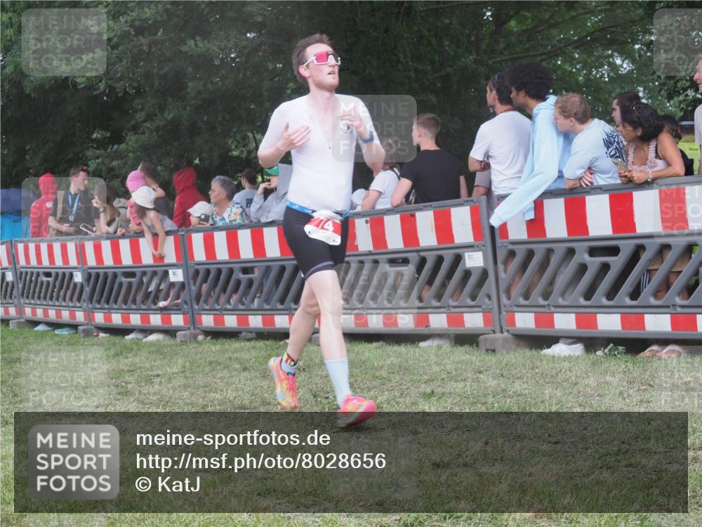 21.06.2025 - 27. Vierlanden-Triathlon KatJ http://msf.ph/oto/8028656 15.06.2025 13:32:47 Ziel 74, 238 meine-sportfotos.de