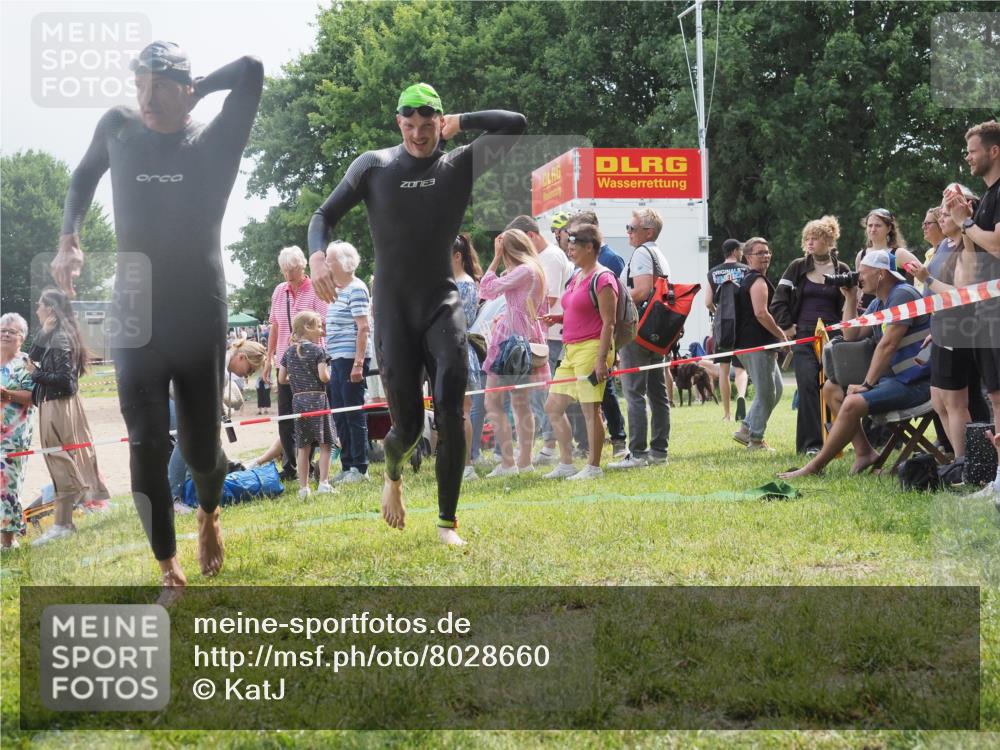15.06.2025 - 27. Vierlanden-Triathlon KatJ http://msf.ph/oto/8028660 15.06.2025 11:03:38 Schwimmen 645, 766, 793, 810, 822 meine-sportfotos.de