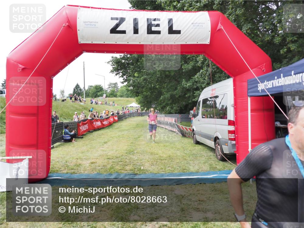 21.06.2025 - 27. Vierlanden-Triathlon MichiJ http://msf.ph/oto/8028663 15.06.2026 12:13:30 Ziel 251, 869 meine-sportfotos.de