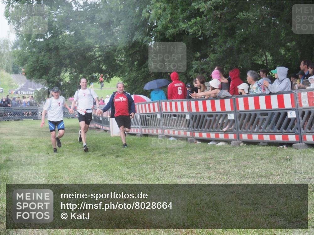 21.06.2025 - 27. Vierlanden-Triathlon KatJ http://msf.ph/oto/8028664 15.06.2025 13:32:48 Ziel 74, 238 meine-sportfotos.de