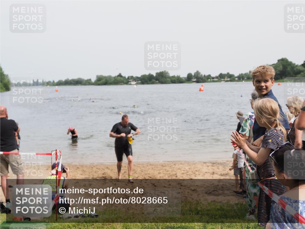 21.06.2025 - 27. Vierlanden-Triathlon MichiJ http://msf.ph/oto/8028665 15.06.2026 10:58:54 Schwimmen 709, 743, 760 meine-sportfotos.de