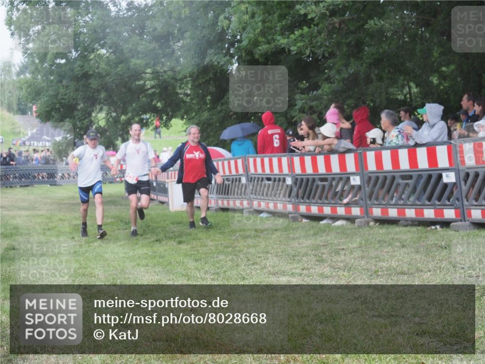 21.06.2025 - 27. Vierlanden-Triathlon KatJ http://msf.ph/oto/8028668 15.06.2025 13:32:49 Ziel 238 meine-sportfotos.de
