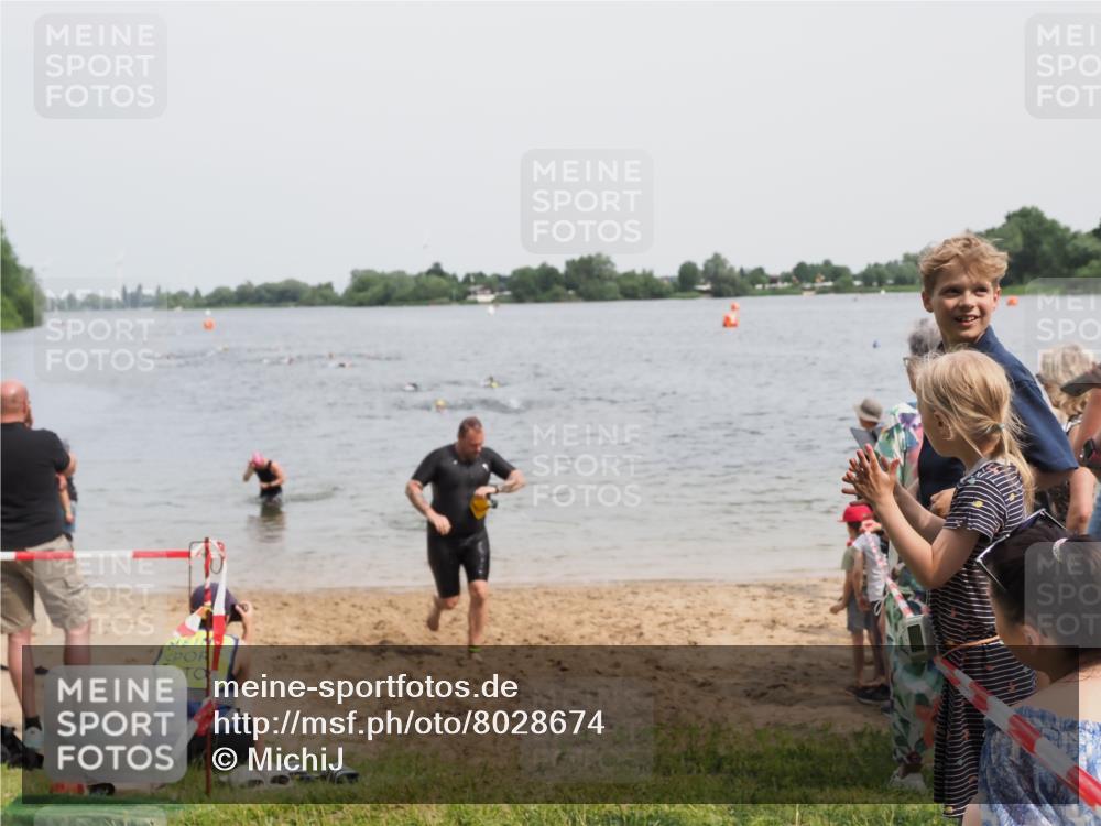 21.06.2025 - 27. Vierlanden-Triathlon MichiJ http://msf.ph/oto/8028674 15.06.2026 10:58:54 Schwimmen 709, 743, 760 meine-sportfotos.de