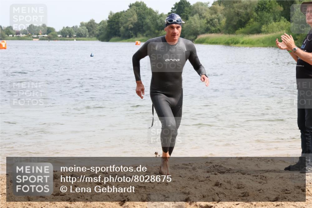 15.06.2025 - 27. Vierlanden-Triathlon Lena Gebhardt http://msf.ph/oto/8028675 15.06.2025 11:03:31 Schwimmen 645, 766, 793, 810, 822 meine-sportfotos.de