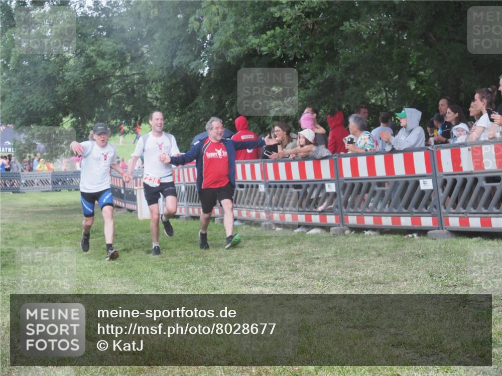 21.06.2025 - 27. Vierlanden-Triathlon KatJ http://msf.ph/oto/8028677 15.06.2025 13:32:49 Ziel 238 meine-sportfotos.de