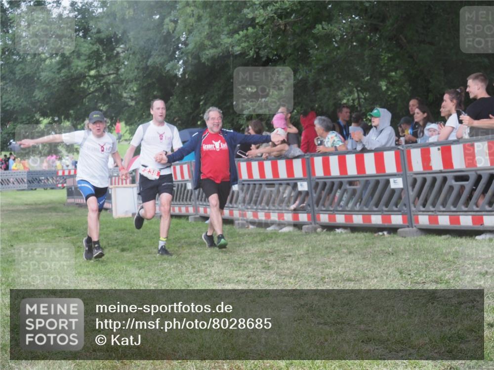 21.06.2025 - 27. Vierlanden-Triathlon KatJ http://msf.ph/oto/8028685 15.06.2025 13:32:49 Ziel 238 meine-sportfotos.de