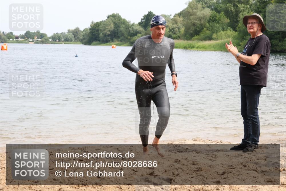 15.06.2025 - 27. Vierlanden-Triathlon Lena Gebhardt http://msf.ph/oto/8028686 15.06.2025 11:03:32 Schwimmen 645, 766, 793, 810, 822 meine-sportfotos.de
