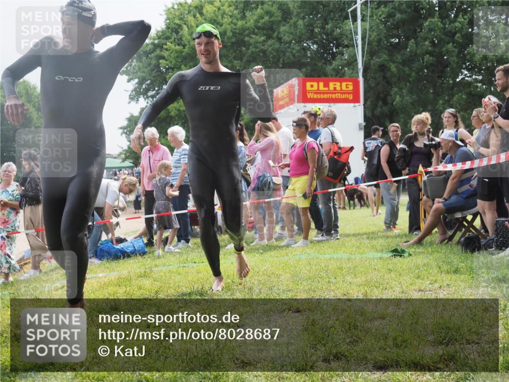 15.06.2025 - 27. Vierlanden-Triathlon KatJ http://msf.ph/oto/8028687 15.06.2025 11:03:39 Schwimmen 766, 793, 810, 822 meine-sportfotos.de
