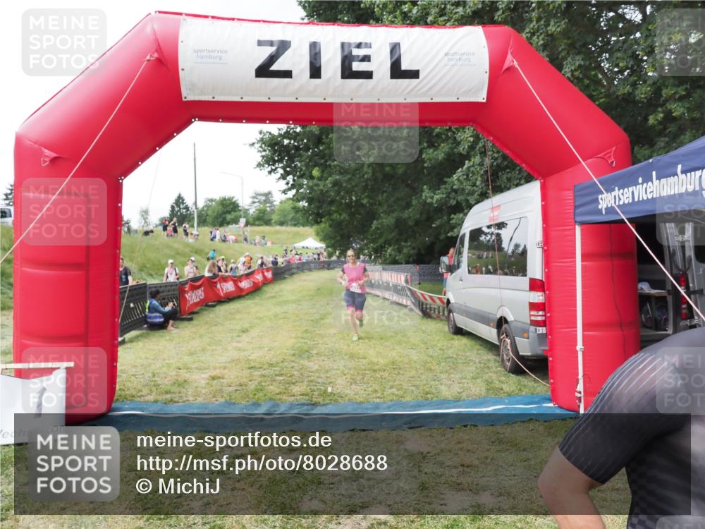 21.06.2025 - 27. Vierlanden-Triathlon MichiJ http://msf.ph/oto/8028688 15.06.2026 12:13:30 Ziel 251, 869 meine-sportfotos.de