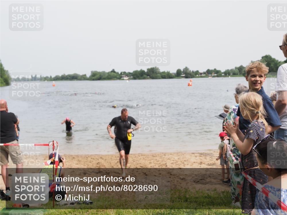 21.06.2025 - 27. Vierlanden-Triathlon MichiJ http://msf.ph/oto/8028690 15.06.2026 10:58:54 Schwimmen 709, 743, 760 meine-sportfotos.de