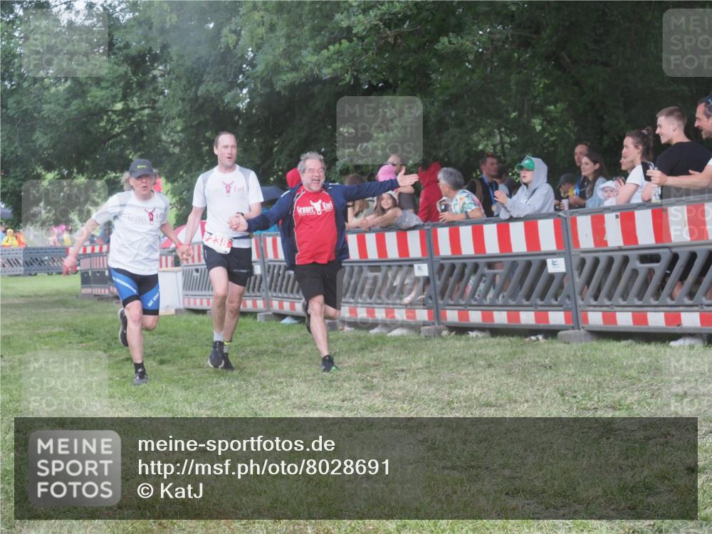 21.06.2025 - 27. Vierlanden-Triathlon KatJ http://msf.ph/oto/8028691 15.06.2025 13:32:50 Ziel 238 meine-sportfotos.de