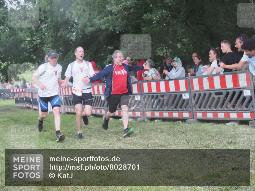 21.06.2025 - 27. Vierlanden-Triathlon KatJ http://msf.ph/oto/8028701 15.06.2025 13:32:50 Ziel 238 meine-sportfotos.de