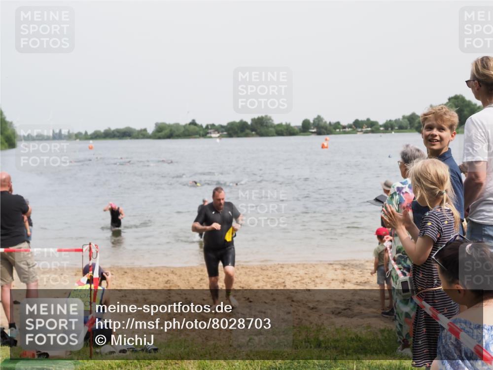 21.06.2025 - 27. Vierlanden-Triathlon MichiJ http://msf.ph/oto/8028703 15.06.2026 10:58:54 Schwimmen 709, 743, 760 meine-sportfotos.de