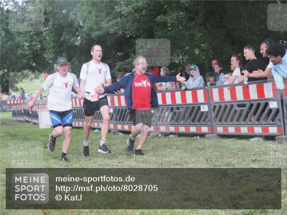 21.06.2025 - 27. Vierlanden-Triathlon KatJ http://msf.ph/oto/8028705 15.06.2025 13:32:50 Ziel 238 meine-sportfotos.de