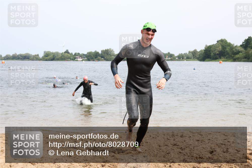 15.06.2025 - 27. Vierlanden-Triathlon Lena Gebhardt http://msf.ph/oto/8028709 15.06.2025 11:03:33 Schwimmen 645, 766, 793, 810, 822 meine-sportfotos.de