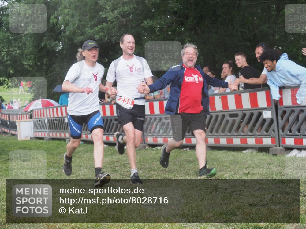 21.06.2025 - 27. Vierlanden-Triathlon KatJ http://msf.ph/oto/8028716 15.06.2025 13:32:50 Ziel 238 meine-sportfotos.de