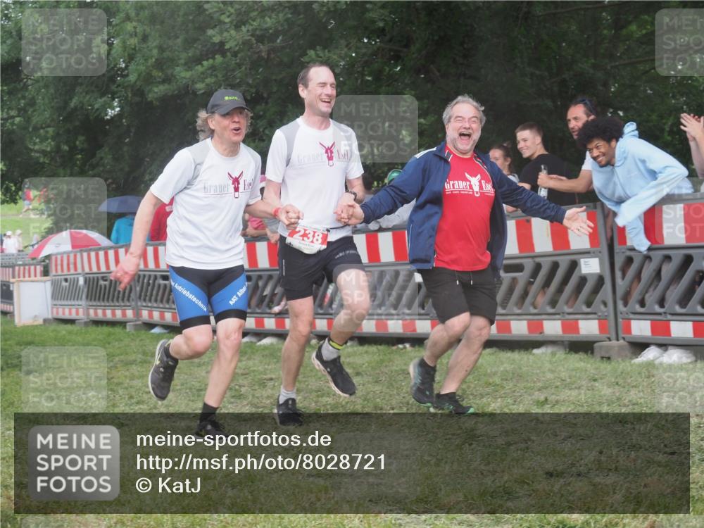 21.06.2025 - 27. Vierlanden-Triathlon KatJ http://msf.ph/oto/8028721 15.06.2025 13:32:51 Ziel 238 meine-sportfotos.de