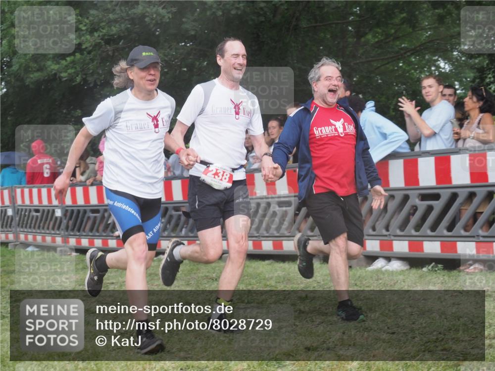 21.06.2025 - 27. Vierlanden-Triathlon KatJ http://msf.ph/oto/8028729 15.06.2025 13:32:51 Ziel 238 meine-sportfotos.de