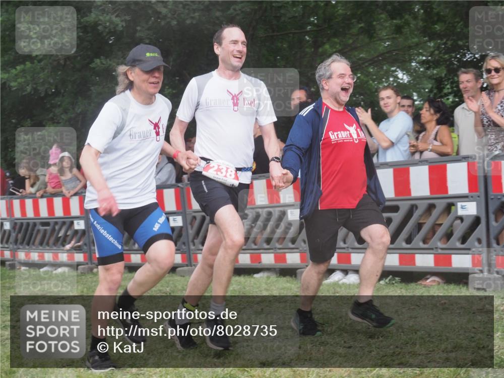 21.06.2025 - 27. Vierlanden-Triathlon KatJ http://msf.ph/oto/8028735 15.06.2025 13:32:51 Ziel 238 meine-sportfotos.de