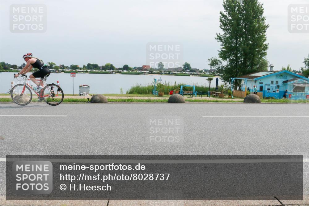 15.06.2025 - 27. Vierlanden-Triathlon H.Heesch http://msf.ph/oto/8028737 15.06.2025 11:25:16 Radfahren 726, 927, 944 meine-sportfotos.de