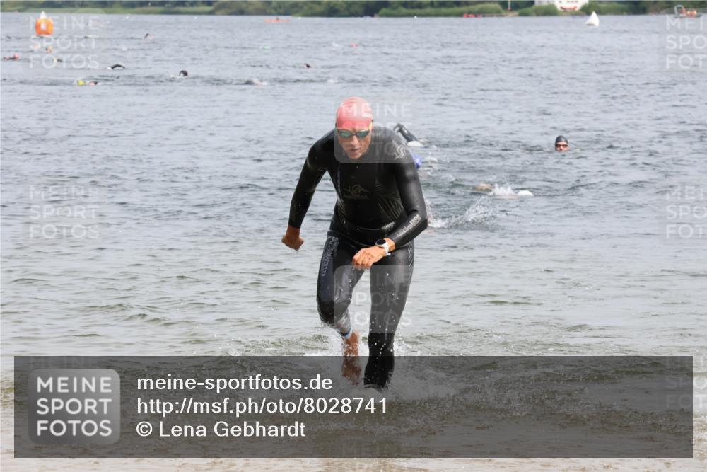 15.06.2025 - 27. Vierlanden-Triathlon Lena Gebhardt http://msf.ph/oto/8028741 15.06.2025 11:03:35 Schwimmen 645, 766, 793, 810, 822 meine-sportfotos.de