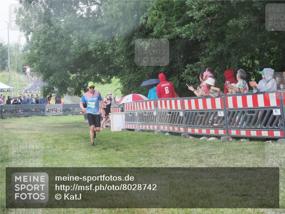 21.06.2025 - 27. Vierlanden-Triathlon KatJ http://msf.ph/oto/8028742 15.06.2025 13:33:21 Ziel 791 meine-sportfotos.de