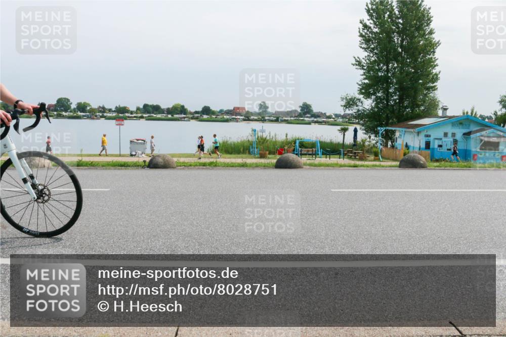 15.06.2025 - 27. Vierlanden-Triathlon H.Heesch http://msf.ph/oto/8028751 15.06.2025 11:25:26 Radfahren 68, 97, 792 meine-sportfotos.de