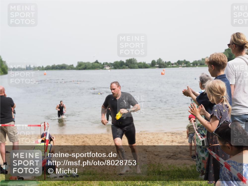 21.06.2025 - 27. Vierlanden-Triathlon MichiJ http://msf.ph/oto/8028753 15.06.2026 10:58:55 Schwimmen 709, 743, 760 meine-sportfotos.de