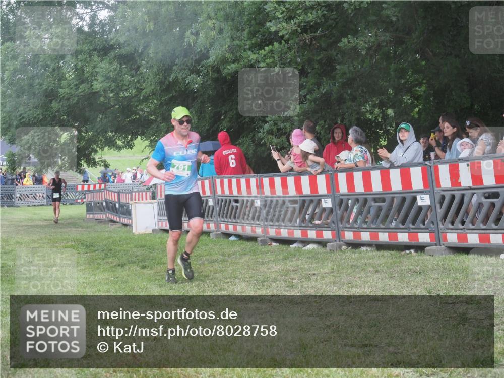 21.06.2025 - 27. Vierlanden-Triathlon KatJ http://msf.ph/oto/8028758 15.06.2025 13:33:23 Ziel 791 meine-sportfotos.de