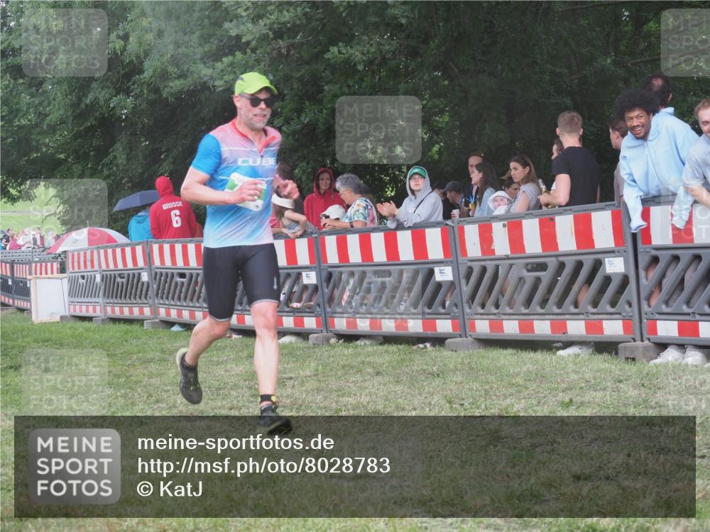 21.06.2025 - 27. Vierlanden-Triathlon KatJ http://msf.ph/oto/8028783 15.06.2025 13:33:24 Ziel 787, 791 meine-sportfotos.de