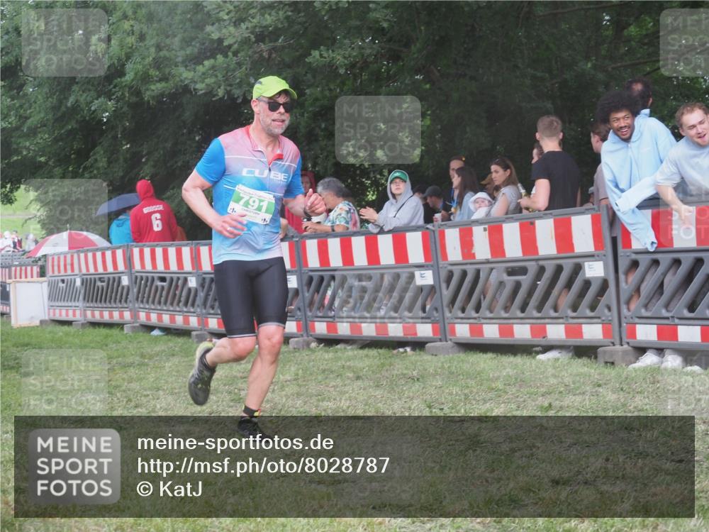 21.06.2025 - 27. Vierlanden-Triathlon KatJ http://msf.ph/oto/8028787 15.06.2025 13:33:24 Ziel 787, 791 meine-sportfotos.de
