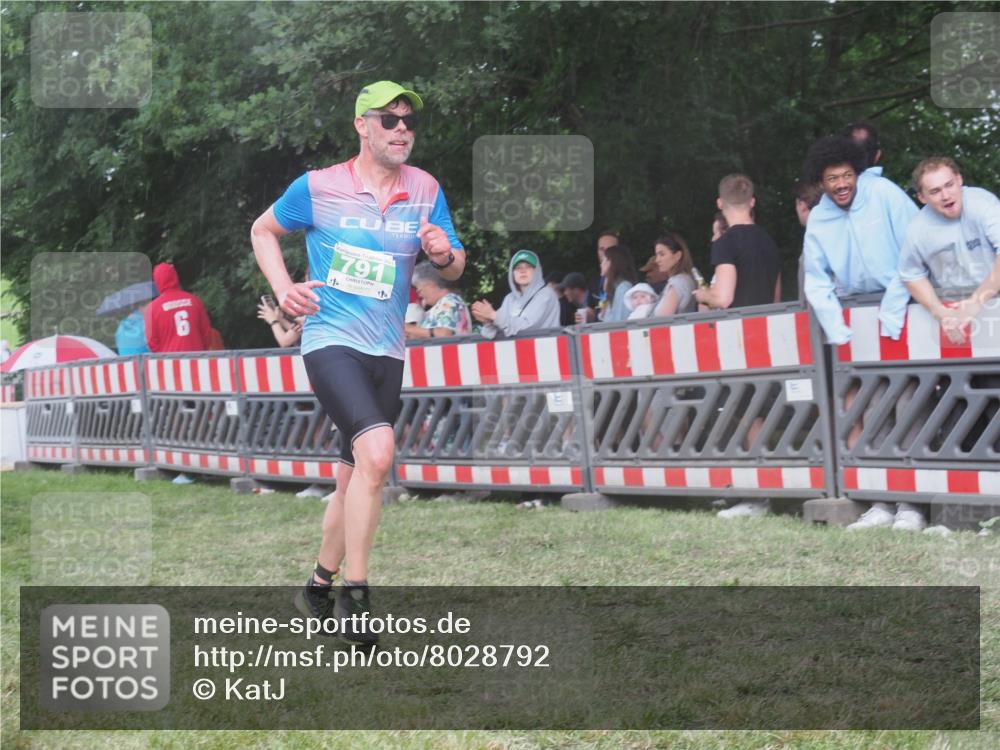 21.06.2025 - 27. Vierlanden-Triathlon KatJ http://msf.ph/oto/8028792 15.06.2025 13:33:24 Ziel 787, 791 meine-sportfotos.de
