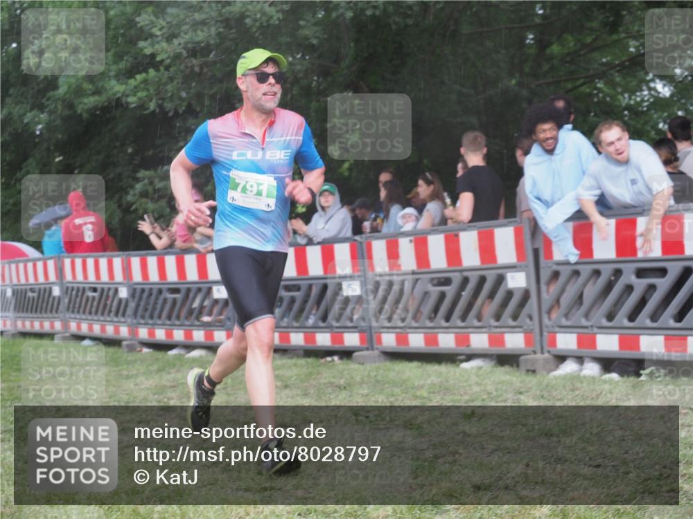 21.06.2025 - 27. Vierlanden-Triathlon KatJ http://msf.ph/oto/8028797 15.06.2025 13:33:24 Ziel 787, 791 meine-sportfotos.de