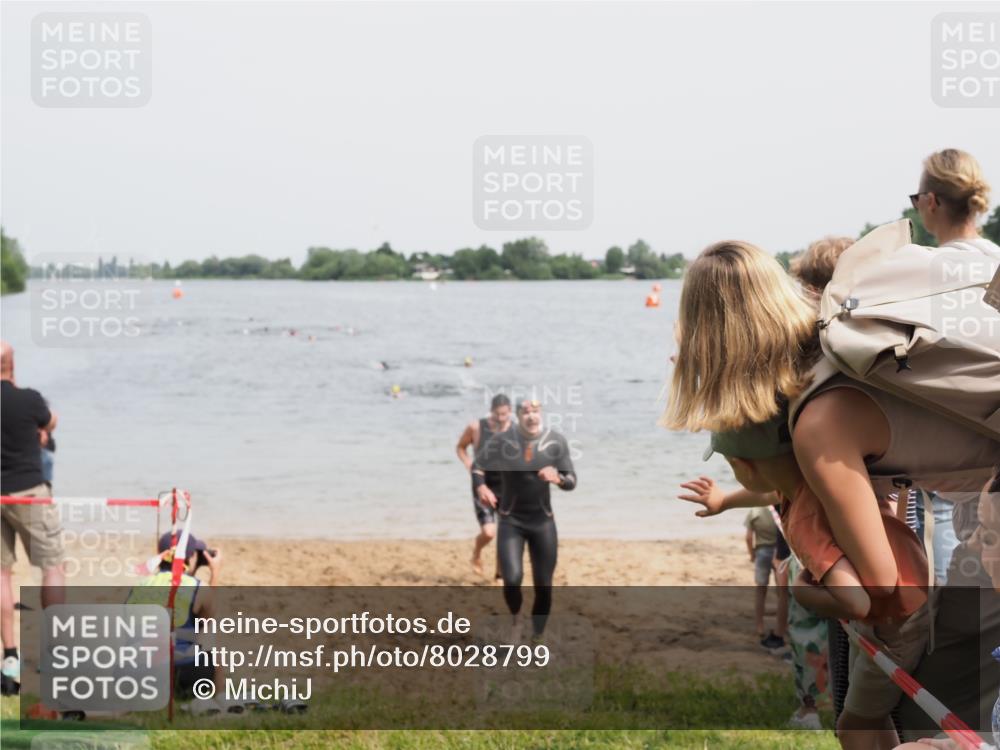 21.06.2025 - 27. Vierlanden-Triathlon MichiJ http://msf.ph/oto/8028799 15.06.2026 10:59:02 Schwimmen 706, 709, 760 meine-sportfotos.de