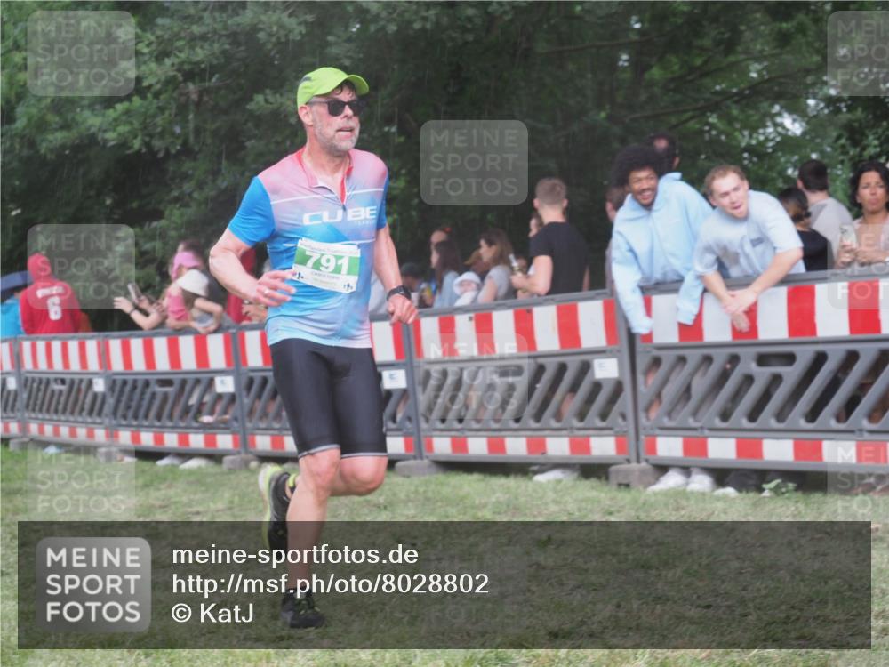 21.06.2025 - 27. Vierlanden-Triathlon KatJ http://msf.ph/oto/8028802 15.06.2025 13:33:24 Ziel 787, 791 meine-sportfotos.de